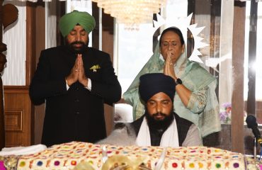नैनीताल स्थित गुरूद्वारे में सपरिवार मत्था टेकते हुए राज्यपाल।