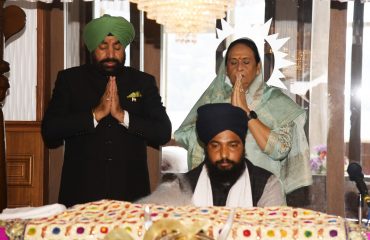 नैनीताल स्थित गुरूद्वारे में सपरिवार मत्था टेकते हुए राज्यपाल।