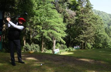 गोल्फ क्लब नैनीताल द्वारा आयोजित 18वें ’’गवर्नर्स कप गोल्फ टूर्नामेंट’’ का टी-ऑफ खेलकर शुभारम्भ करते हुए राज्यपाल।