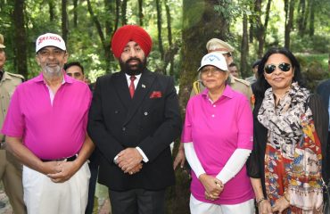 Governor Lt Gen Gurmit Singh (Retd) interacts with golfers at Raj Bhawan Nainital.