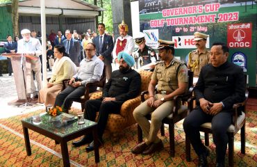 राजभवन गोल्फ कोर्स में आयोजित कर्टेन रेजर कार्यक्रम के अवसर पर राज्यपाल ।
