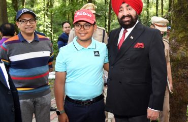 राजभवन नैनीताल में गोल्फरों से मिलते हुए राज्यपाल लेफ्टिनेंट जनरल गुरमीत सिंह(से नि)।