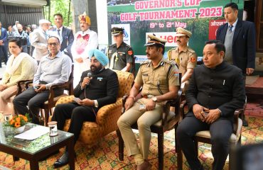 राजभवन गोल्फ कोर्स में आयोजित कर्टेन रेजर कार्यक्रम को संबोधित करते हुए राज्यपाल।