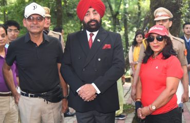 राजभवन नैनीताल में गोल्फरों से मिलते हुए राज्यपाल लेफ्टिनेंट जनरल गुरमीत सिंह(से नि)।