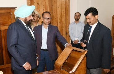 राजभवन सचिवालय के कार्यालयों में किए गए नवीनीकरण कार्यों का अवलोकन करते हुए राज्यपाल।