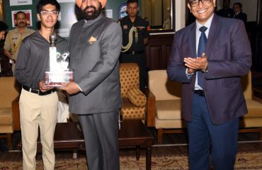 18वें गवर्नर्स कप गोल्फ टूर्नामेंट के विजेताओं को ट्राफी प्रदान करते हुए राज्यपाल लेफ्टिनेंट जनरल गुरमीत सिंह(से नि)।
