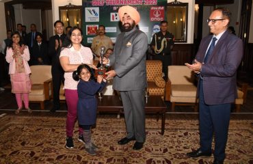 18वें गवर्नर्स कप गोल्फ टूर्नामेंट के विजेताओं को ट्राफी प्रदान करते हुए राज्यपाल लेफ्टिनेंट जनरल गुरमीत सिंह(से नि)।