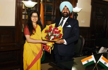 राज्यपाल से नैनीताल राजभवन में शिष्टाचार भेंट करती हुईं नैनीताल जनपद की नवनियुक्त जिलाधिकारी वंदना।