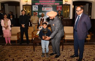 18वें गवर्नर्स कप गोल्फ टूर्नामेंट के विजेताओं को ट्राफी प्रदान करते हुए राज्यपाल लेफ्टिनेंट जनरल गुरमीत सिंह(से नि)।