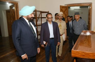 राजभवन सचिवालय के कार्यालयों में किए गए नवीनीकरण कार्यों का अवलोकन करते हुए राज्यपाल।