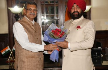 Chief Justice of Uttarakhand High Court, Justice Vipin Sanghi pays a courtesy call on the Governor at Raj Bhawan.