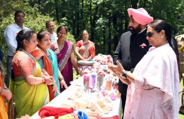 स्वयं सहायता समूहों की महिलाओं द्वारा बनाए गए उत्पादों की प्रदर्शनी का अवलोकन करते हुए राज्यपाल साथ में प्रथम महिला श्रीमती गुरमीत कौर।