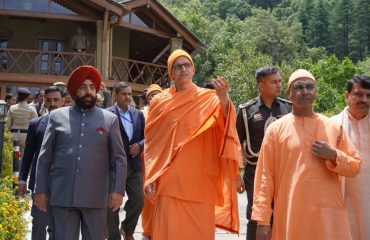 लोहाघाट स्थित अद्वैत आश्रम मायावती का भ्रमण करते हुए राज्यपाल लेफ्टिनेंट जनरल गुरमीत सिंह (से नि)।