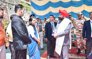 Governor Lt Gen Gurmit Singh (Retd) meeting ITBP jawans at ITBP Guest House, Munsiyari.
