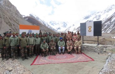 पिथौरागढ़ के सीमावर्ती गांव और ज्योलिकोंग क्षेत्रों का भ्रमण कर यहां रह रहे लोगों सहित सेना, आईटीबीपी, एसएसबी और बीआरओ के जवानों से मुलाकात करते हुए राज्यपाल।