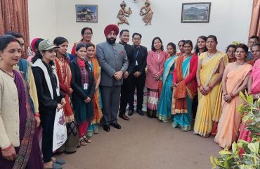 सर्किट हाउस चंपावत में जनपद के विभिन्न क्षेत्रों से आए स्वयं सहायता समूह के सदस्यों के साथ राज्यपाल लेफ्टिनेंट जनरल गुरमीत सिंह (से नि)।
