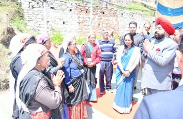 Governor Lt. Gen. Gurmit Singh (Retd) meets the women of self-help groups and enquires about their financial situation.