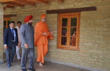 लोहाघाट स्थित अद्वैत आश्रम मायावती का भ्रमण करते हुए राज्यपाल लेफ्टिनेंट जनरल गुरमीत सिंह (से नि)।