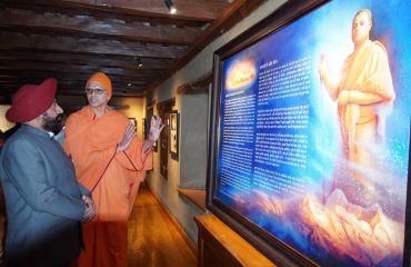 लोहाघाट स्थित अद्वैत आश्रम मायावती का भ्रमण करते हुए राज्यपाल लेफ्टिनेंट जनरल गुरमीत सिंह (से नि)।