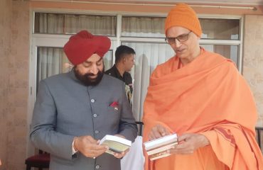 लोहाघाट स्थित अद्वैत आश्रम मायावती का भ्रमण करते हुए राज्यपाल लेफ्टिनेंट जनरल गुरमीत सिंह (से नि)।