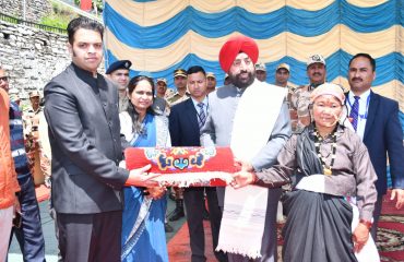 Governor Lt. Gen. Gurmit Singh (Retd) meets the women of self-help groups and enquires about their financial situation.