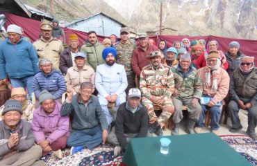 पिथौरागढ़ के सीमावर्ती गांव और ज्योलिकोंग क्षेत्रों का भ्रमण कर यहां रह रहे लोगों सहित सेना, आईटीबीपी, एसएसबी और बीआरओ के जवानों से मुलाकात करते हुए राज्यपाल।