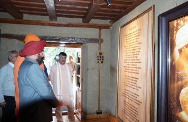 लोहाघाट स्थित अद्वैत आश्रम मायावती का भ्रमण करते हुए राज्यपाल लेफ्टिनेंट जनरल गुरमीत सिंह (से नि)।