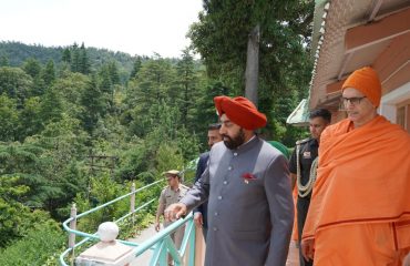 लोहाघाट स्थित अद्वैत आश्रम मायावती का भ्रमण करते हुए राज्यपाल लेफ्टिनेंट जनरल गुरमीत सिंह (से नि)।