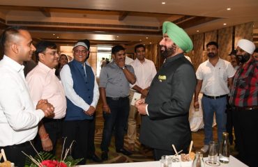 होटल एसोसिएशन रामनगर के पदाधिकारियों के साथ बैठक करते हुए राज्यपाल।