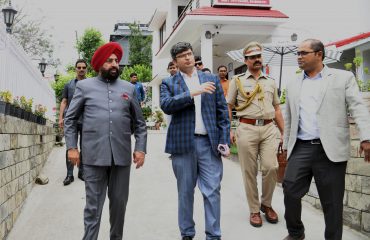भीमताल में बने रॉक हिल इन और महाजन होम स्टे का भ्रमण करते हुए राज्यपाल लेफ्टिनेंट जनरल गुरमीत सिंह (से नि)।