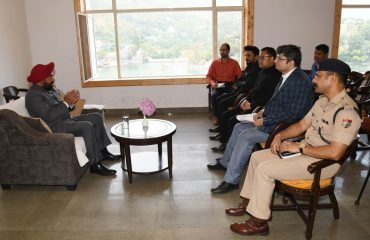 Governor Lt. Gen. Gurmit Singh (Retd) discussing the challenges and problems of Bhimtal area in his meeting with Deputy District Magistrate, Tehsildar and police officers.