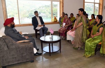 स्वयं सहायता समूह की महिलाओं से मुलाकात करते हुए राज्यपाल लेफ्टिनेंट जनरल गुरमीत सिंह (से नि)।