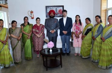 स्वयं सहायता समूह की महिलाओं से मुलाकात करते हुए राज्यपाल लेफ्टिनेंट जनरल गुरमीत सिंह (से नि)।