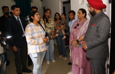 भीमताल में बने रॉक हिल इन और महाजन होम स्टे का भ्रमण करते हुए राज्यपाल लेफ्टिनेंट जनरल गुरमीत सिंह (से नि)।