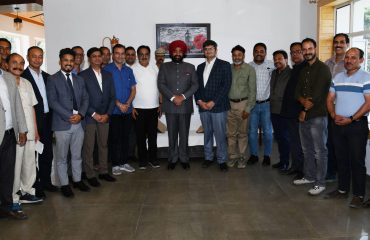भीमताल भ्रमण के दौरान भीमताल व भवाली होटल एसोसिएशन के पदाधिकारियों के बैठक करते हुए राज्यपाल लेफ्टिनेंट जनरल गुरमीत सिंह (से नि)।