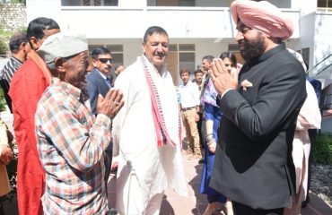 Governor Lt. Gen. Gurmit Singh (Retd) interactes with devotees at Baba Neem Karoli Maharaj Ashram.