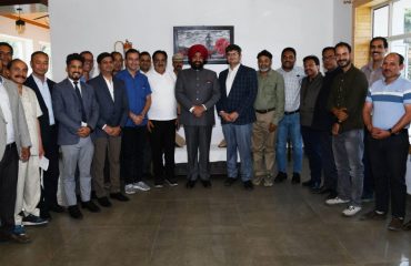 During the visit to Bhimtal, Governor Lt. Gen. Gurmit Singh (Retd) meets the office bearers of Bhimtal and Bhawali Hotel Association.