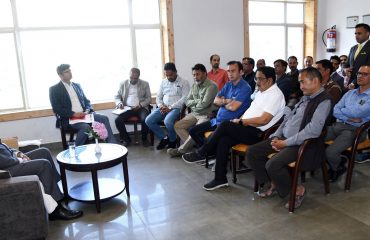 भीमताल भ्रमण के दौरान भीमताल व भवाली होटल एसोसिएशन के पदाधिकारियों के बैठक करते हुए राज्यपाल लेफ्टिनेंट जनरल गुरमीत सिंह (से नि)।