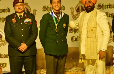 शेरवुड कॉलेज, नैनीताल के छात्र-छात्राओं को सम्मानित करते हुए राज्यपाल लेफ्टिनेंट जनरल गुरमीत सिंह (से नि)।