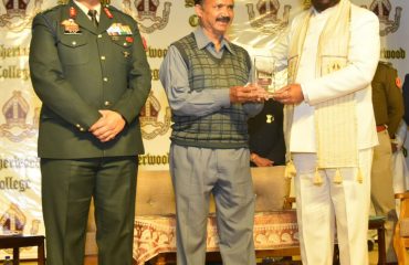 Governor Lt Gen Gurmeet Singh (Retd) felicitating an employee of Sherwood College, Nainital.