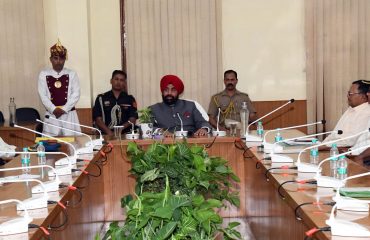 सर्किट हाउस काठगोदाम में पूर्व सैनिकों के साथ बैठक करते हुए राज्यपाल