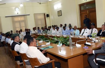 सर्किट हाउस काठगोदाम में पूर्व सैनिकों के साथ बैठक करते हुए राज्यपाल लेफ्टिनेंट जनरल गुरमीत सिंह (से नि)।