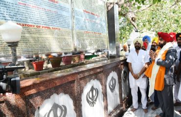 नानकमत्ता साहिब स्थित गुरुद्वारे में मत्था टेक कर देश एवं प्रदेश वासियों के सुख-समृद्धि की कामना करते हुए राज्यपाल लेफ्टिनेंट जनरल गुरमीत सिंह (से नि)।