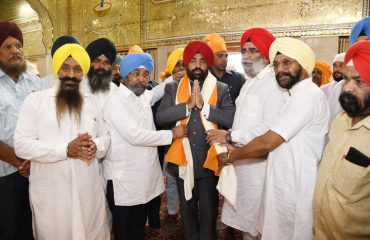 नानकमत्ता साहिब स्थित गुरुद्वारे में मत्था टेक कर देश एवं प्रदेश वासियों के सुख-समृद्धि की कामना करते हुए राज्यपाल।