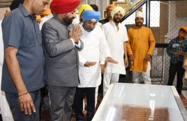 नानकमत्ता साहिब गुरुद्वारे में मत्था टेक कर देश एवं प्रदेश वासियों के सुख- की कामना करते हुए राज्यपाल ।