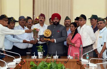 सर्किट हाउस काठगोदाम में पूर्व सैनिकों के साथ बैठक करते हुए राज्यपाल