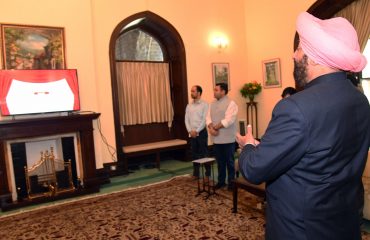 अपनी नई वेबसाइट www.ltgengurmitsingh.co.in को लांच करते हुए राज्यपाल।