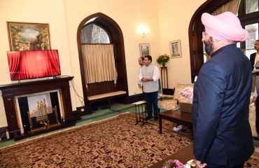 अपनी नई वेबसाइट www.ltgengurmitsingh.co.in को लांच करते हुए राज्यपाल।