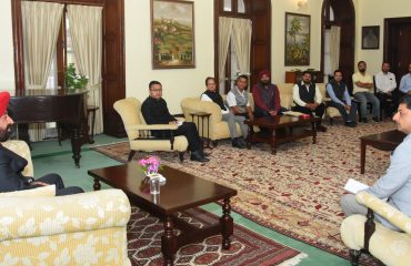 होटल एसोसिएशन, नैनीताल के पदाधिकारियों के साथ बैठक करते हुए राज्यपाल।