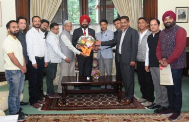 होटल एसोसिएशन, नैनीताल के पदाधिकारियों के साथ बैठक करते हुए राज्यपाल।